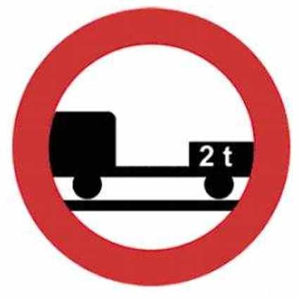 Entrada prohibida a vehículos de motor con remolque ( R-112 )